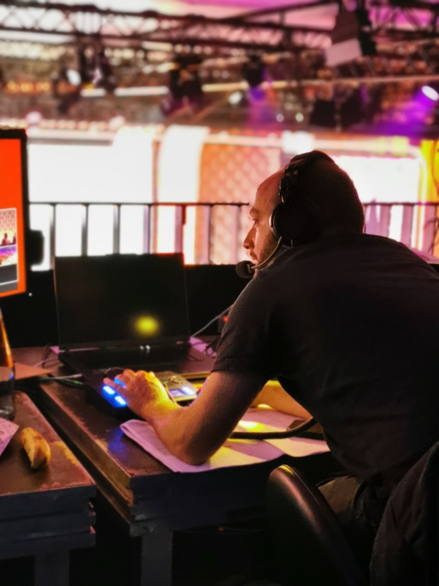 Ablaufregisseur Timo Brockmann an der Regie