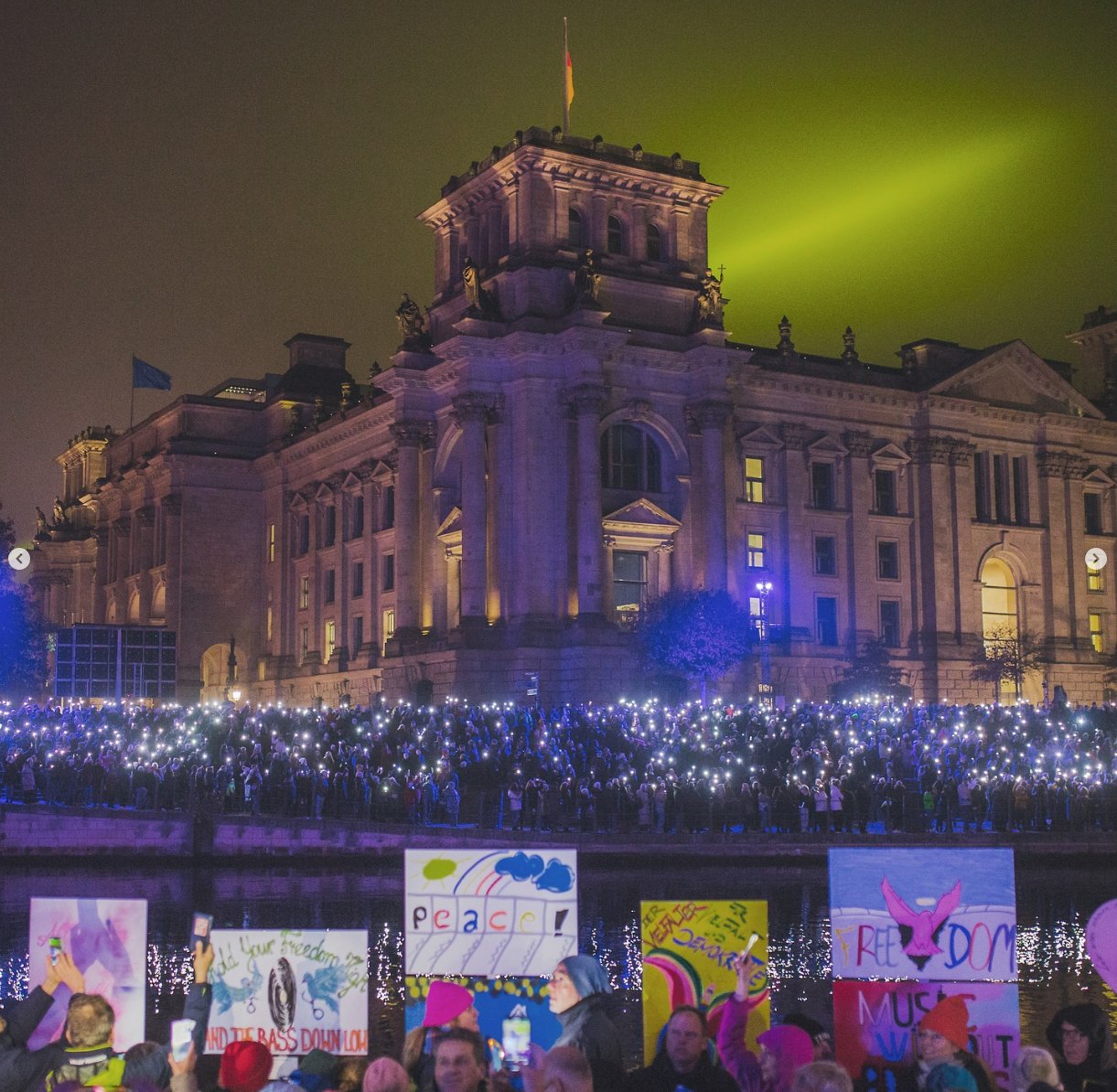 35 Jahre Mauerfall — Reichstag mit Lichtern