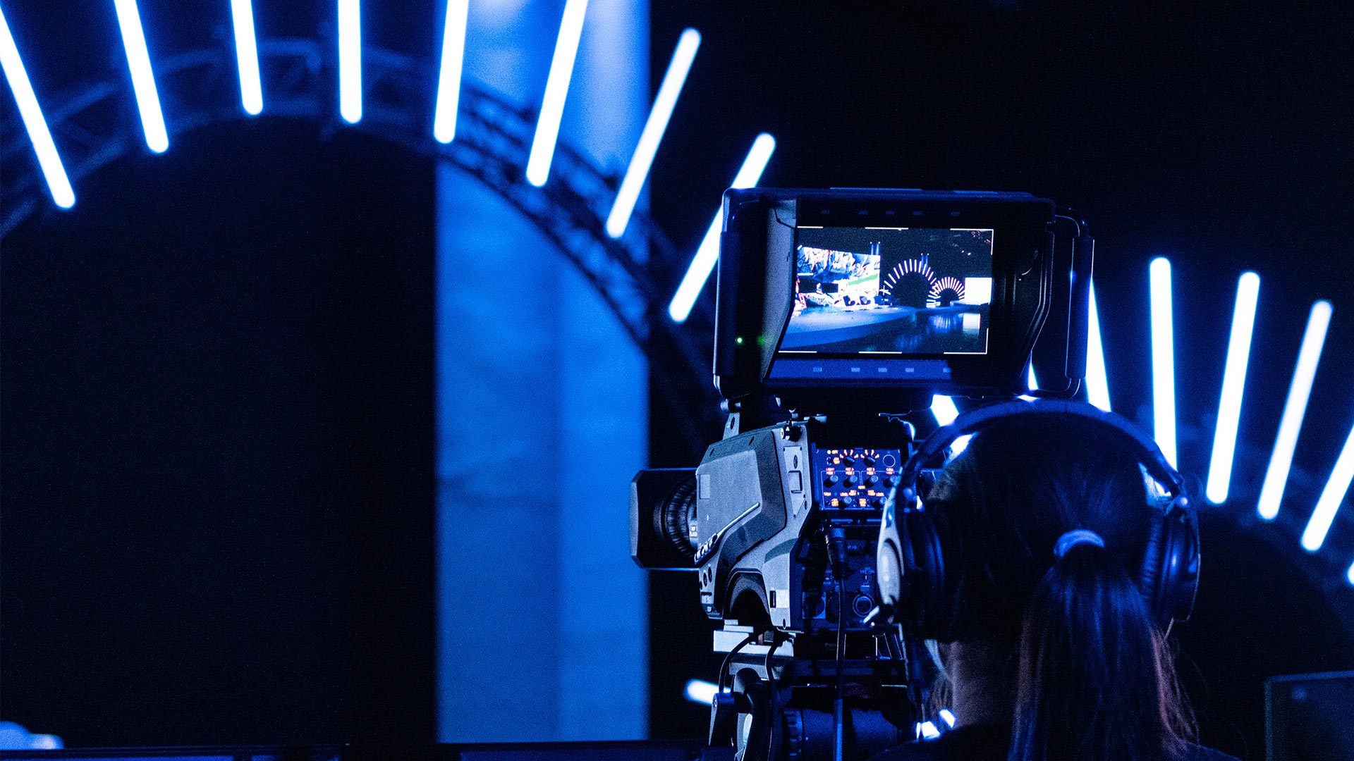 Forum Oculus — Bühne mit Lichtskulptur